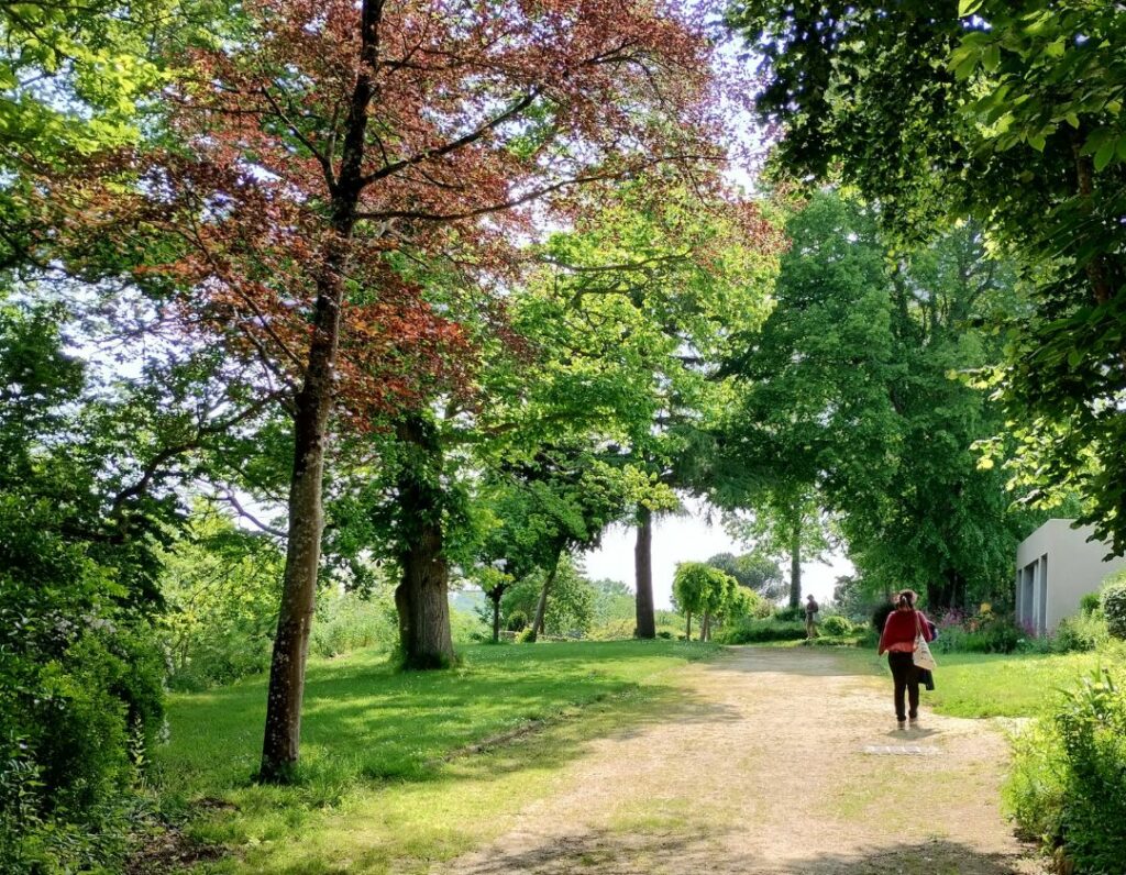 Marcher lentement dans le parc, respirer pour faire une pause bénéfique